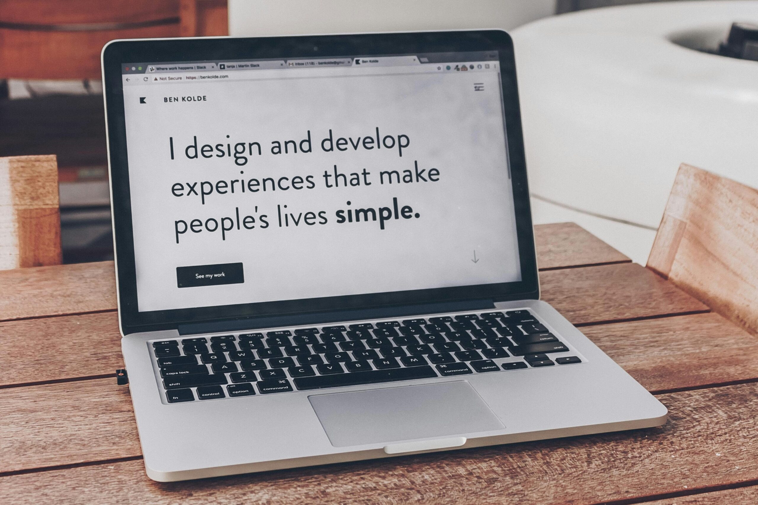 Laptop on which the following text occupies the wole screen: "I design and develop experiences that make people's life simple."